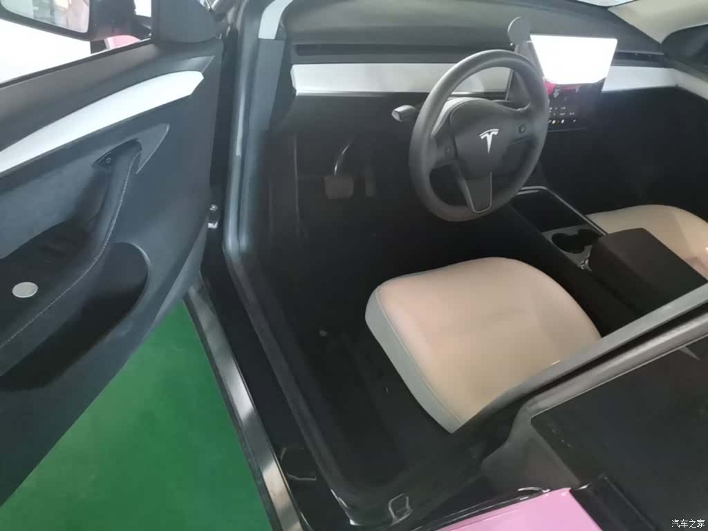 Model Y, 2023 16