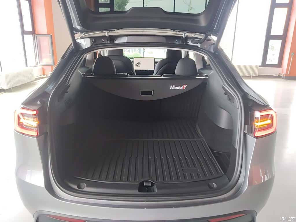 Tesla Model Y, 2024 19