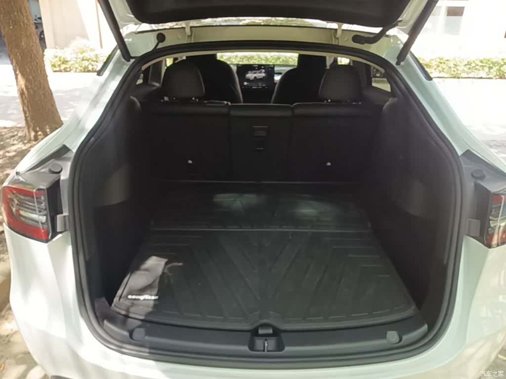 Tesla Model Y, 2024 19