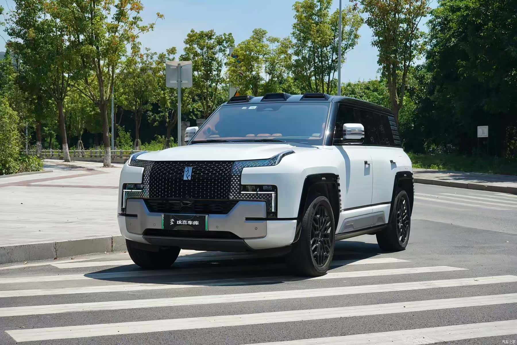 Yangwang U8, 2024 1