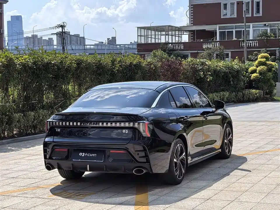 Lynk & Co 03