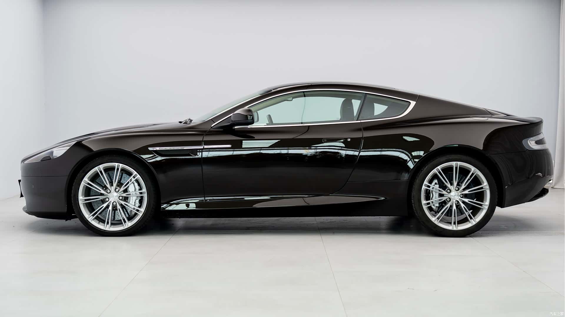 Aston Martin Virage, 2013 3