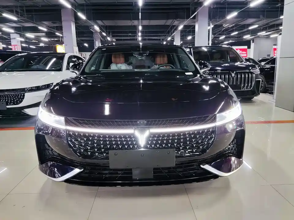 VOYAH Lantu chasing light