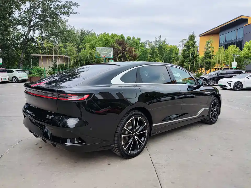 VOYAH Lantu chasing light