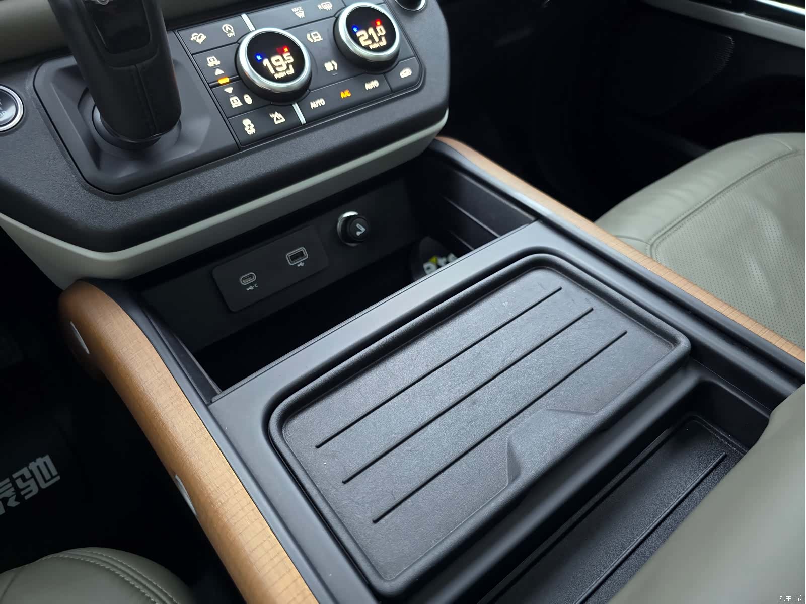 Land Rover Defender, 2021 28
