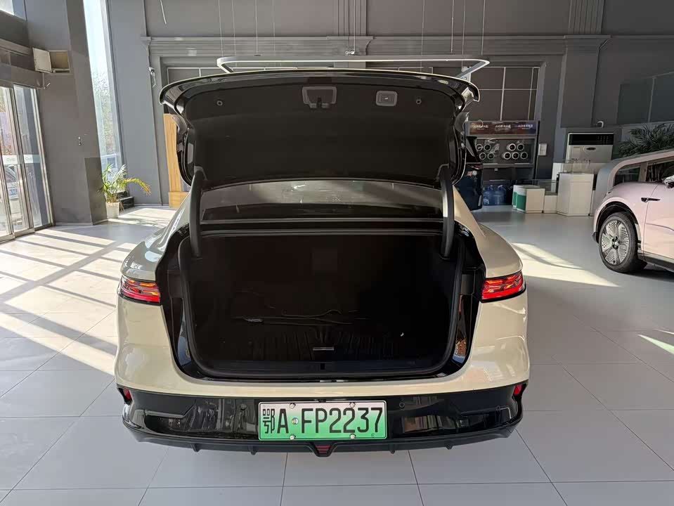 VOYAH Lantu chasing light