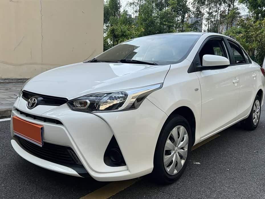 Toyota YARiS L to enjoy