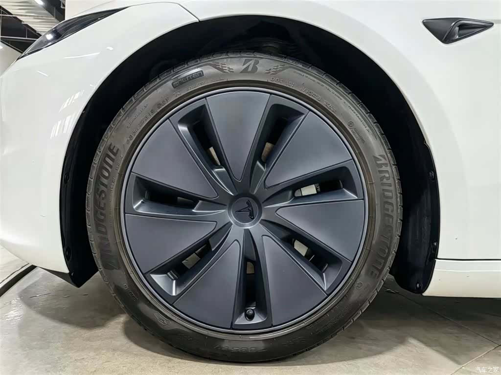 Tesla Model 3, 2025 16