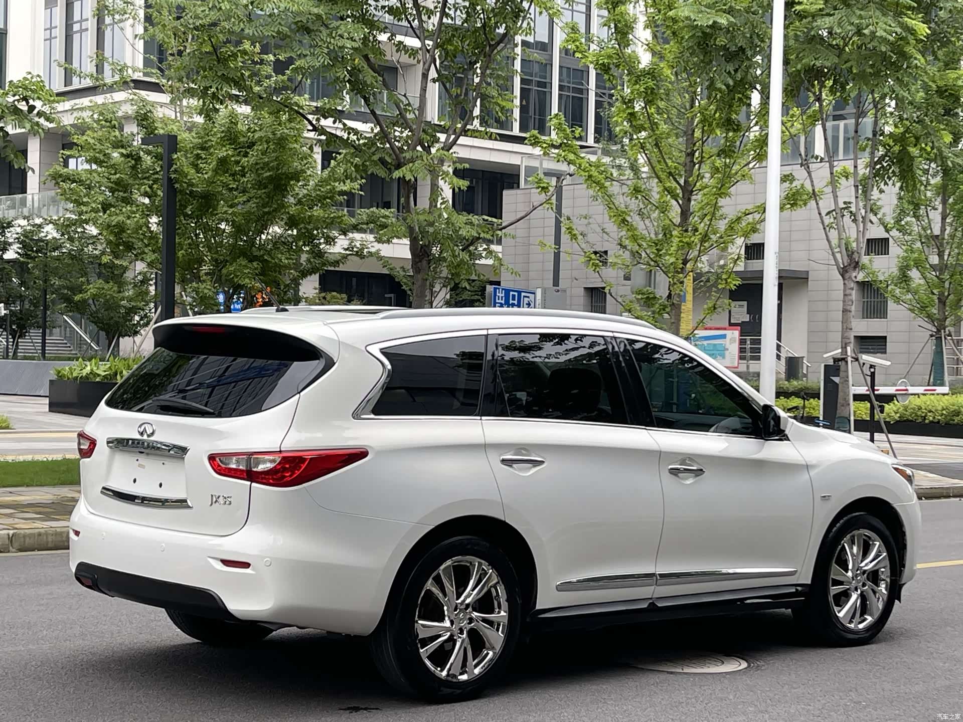 Infiniti JX35, 2014 4