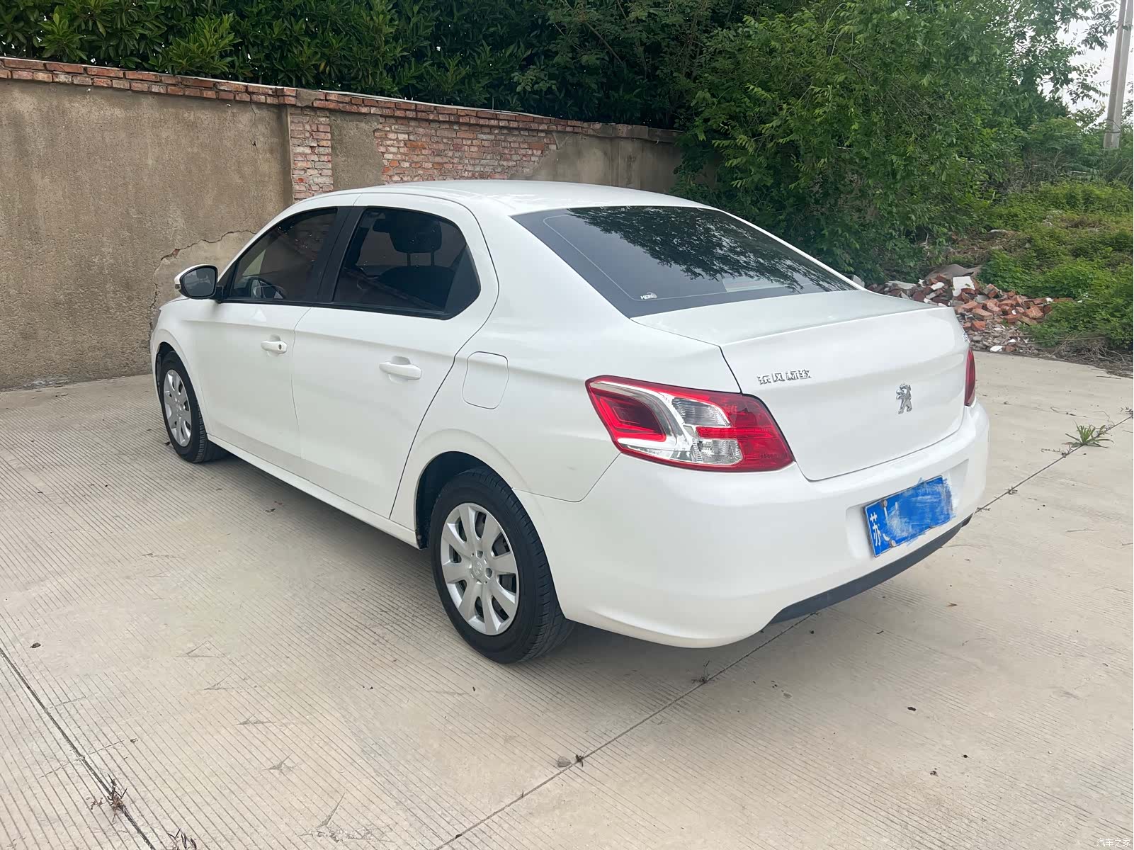 Peugeot 301, 2017 все фото