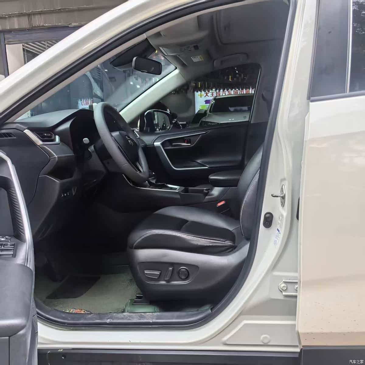 Toyota RAV4, 2020 4