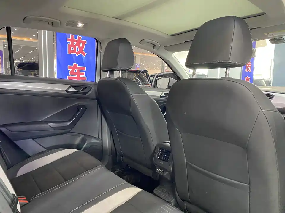 Volkswagen T-ROC exploring Songs