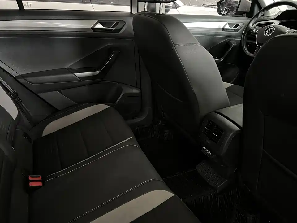 Volkswagen T-ROC exploring Songs