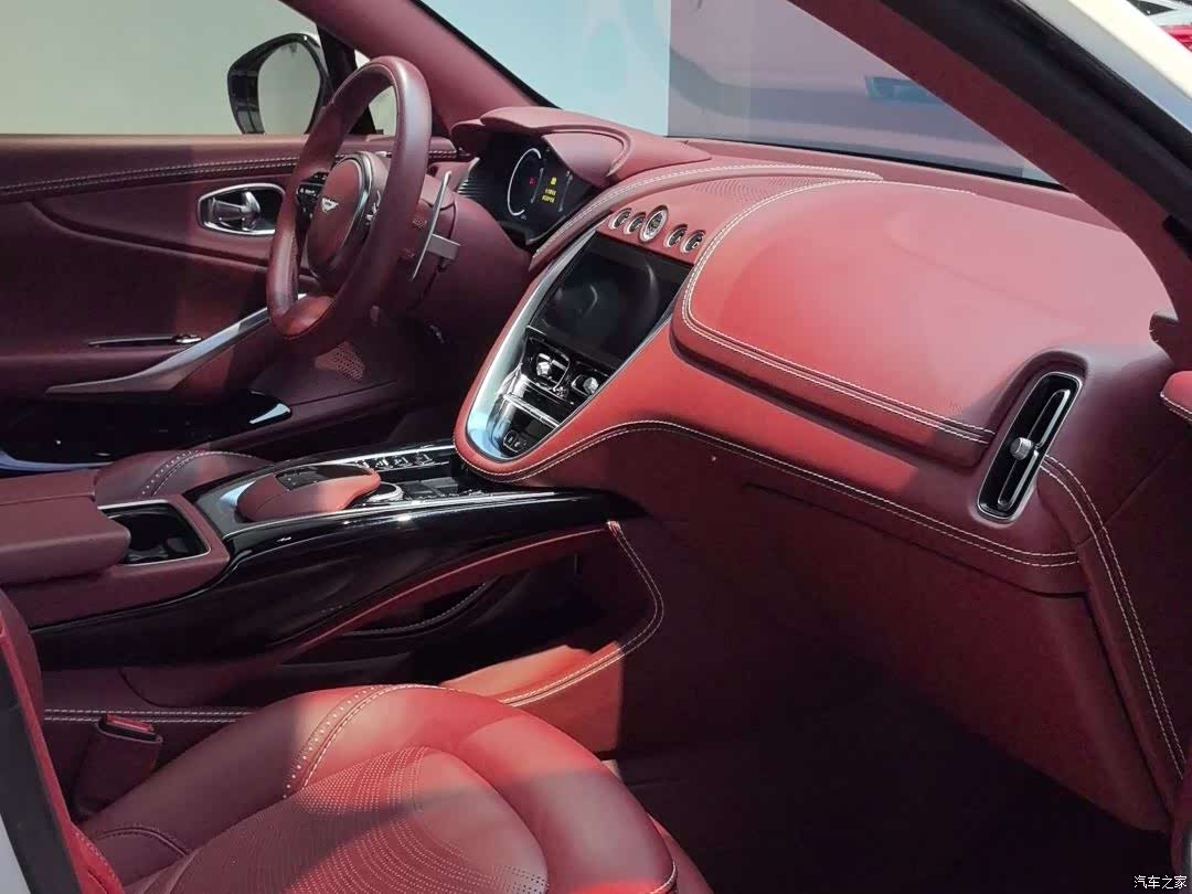 Aston Martin DBX, 2025 10