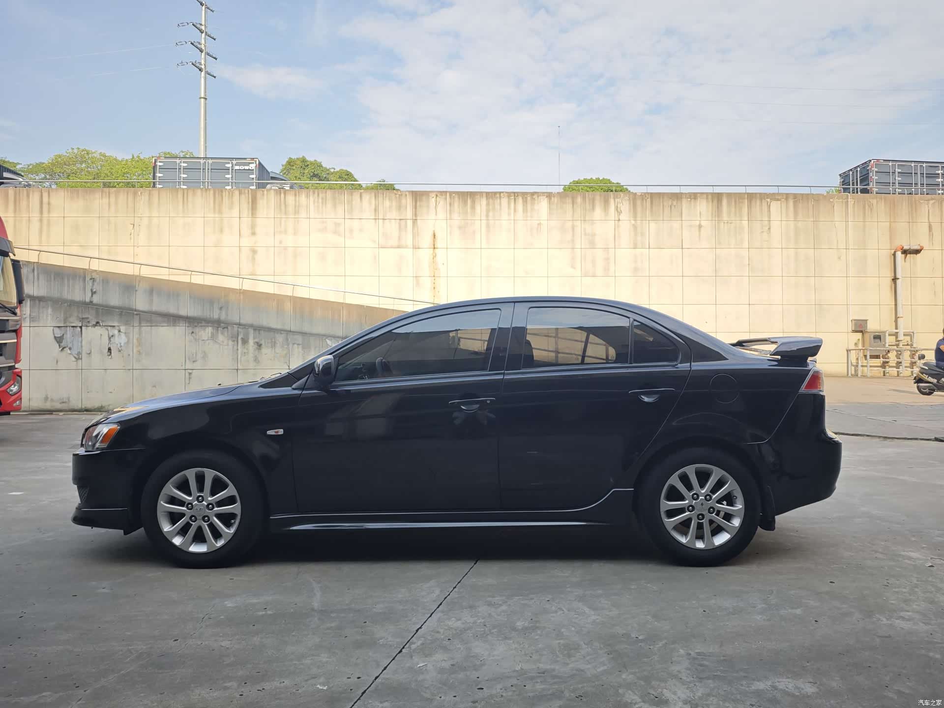 DongNanQiChe YARiS L, 2011 13