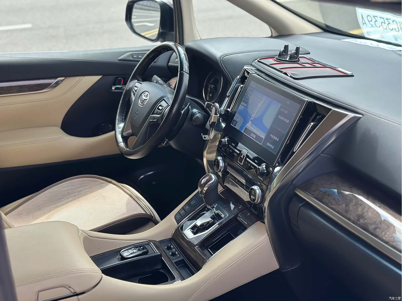 Toyota Alphard, 2022 4