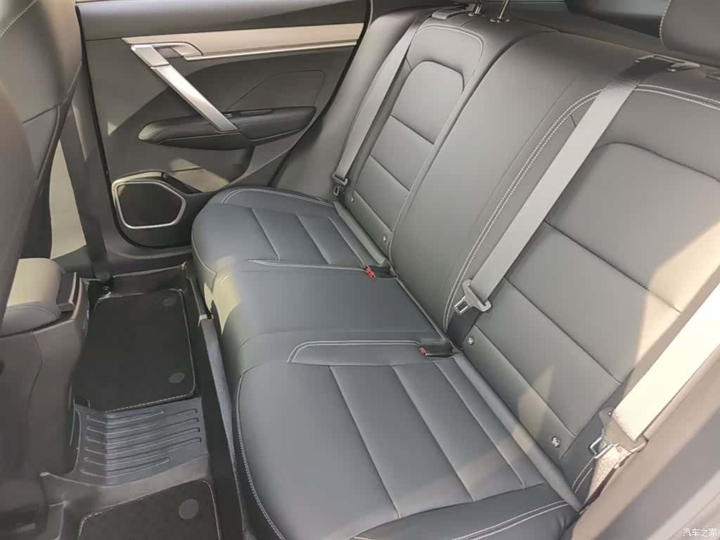 Geely Coolray, 2025 14