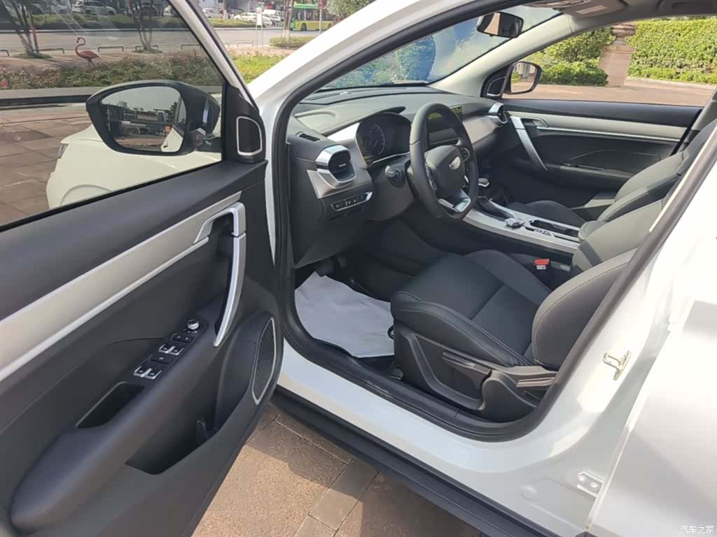 Geely Coolray, 2025 13