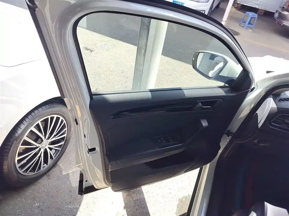 Volkswagen T-ROC exploring Songs