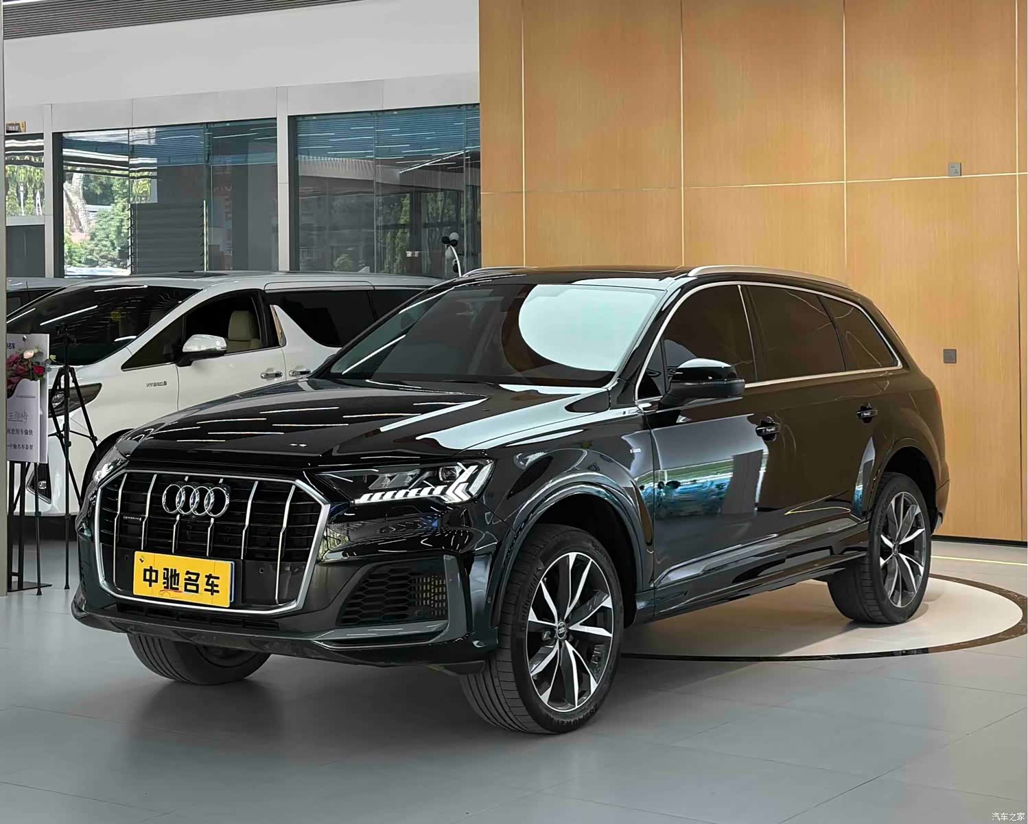 Audi Q7, 2023 1