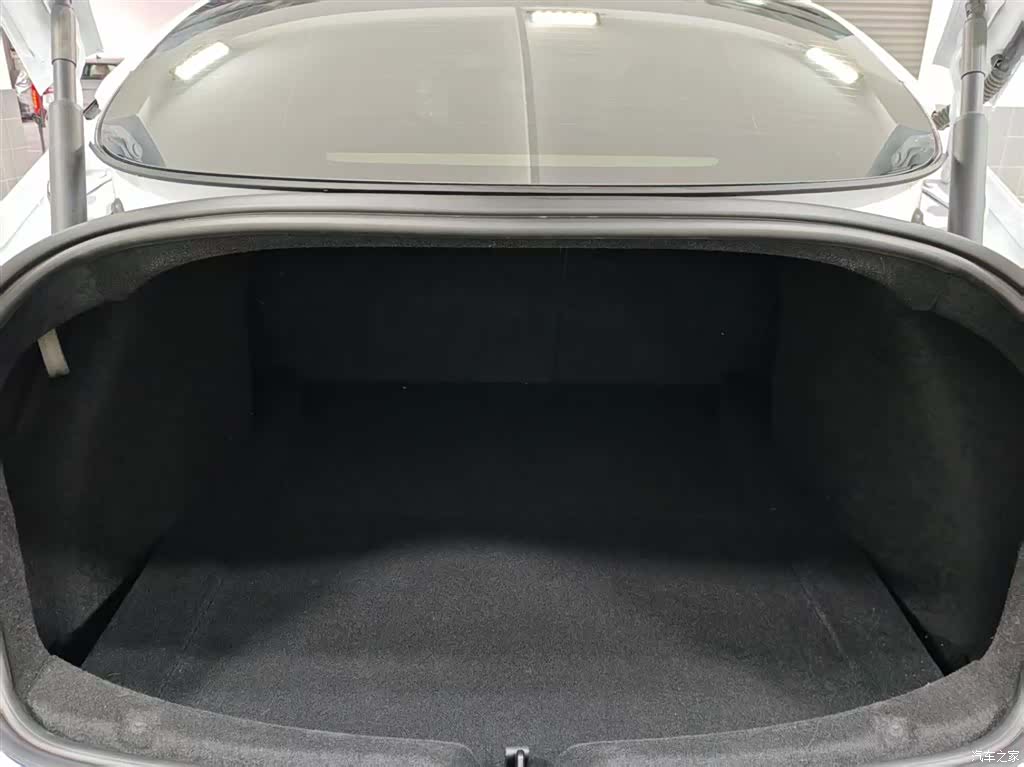 Tesla Model 3, 2025 18