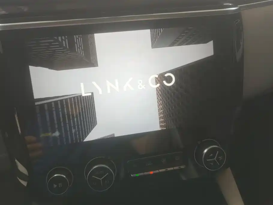 Lynk & Co 02