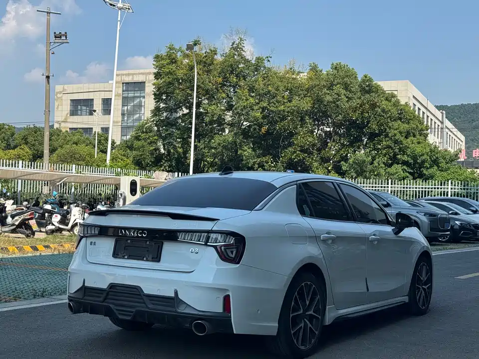 Lynk & Co 03