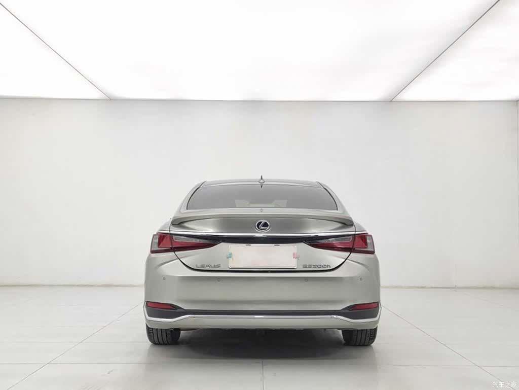 Lexus ES, 2018 все фото
