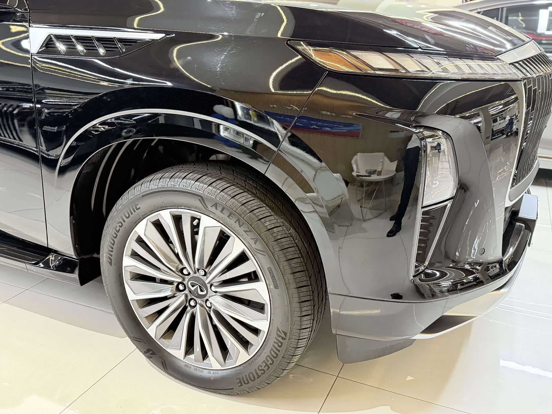 Infiniti QX80, 2025 8
