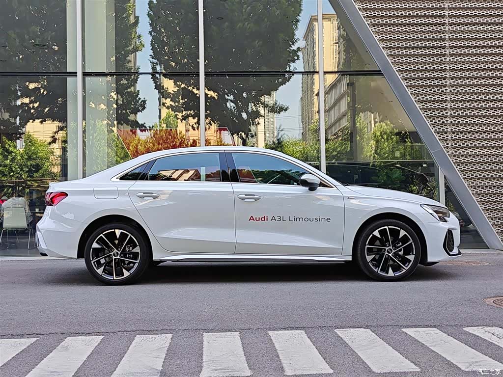 Audi Flying Spur, 2025 3