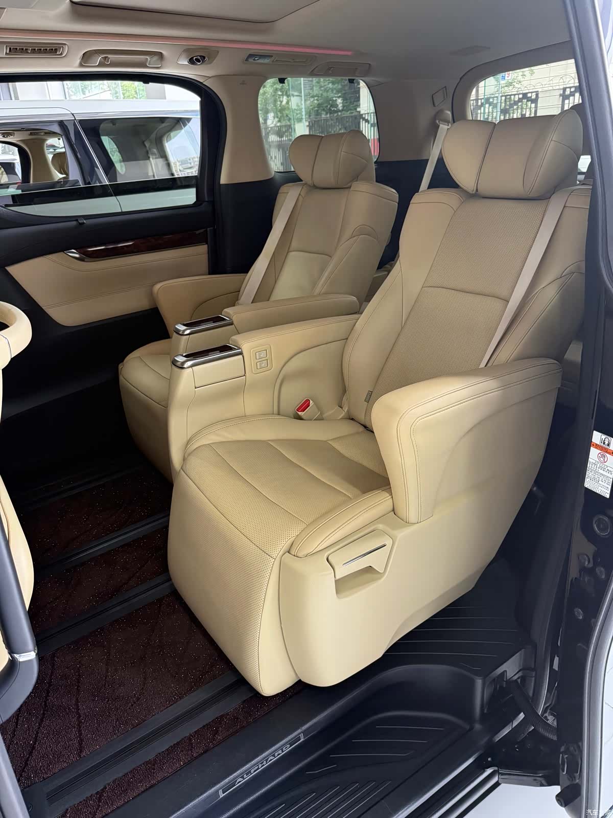 Toyota Alphard, 2018 3