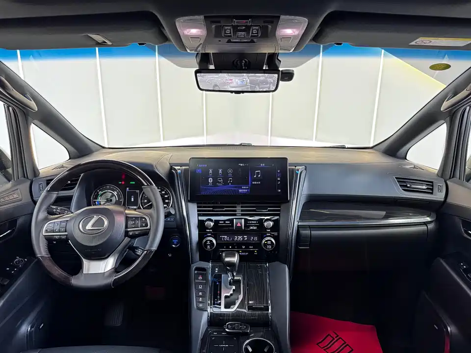 Lexus LM