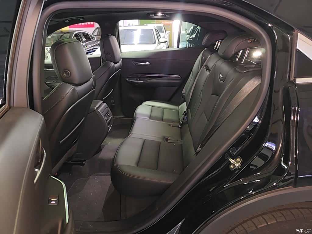 Cadillac XT4, 2022 13