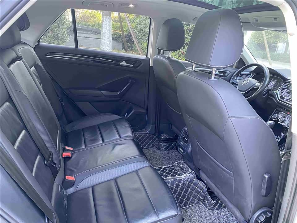 Volkswagen T-ROC exploring Songs