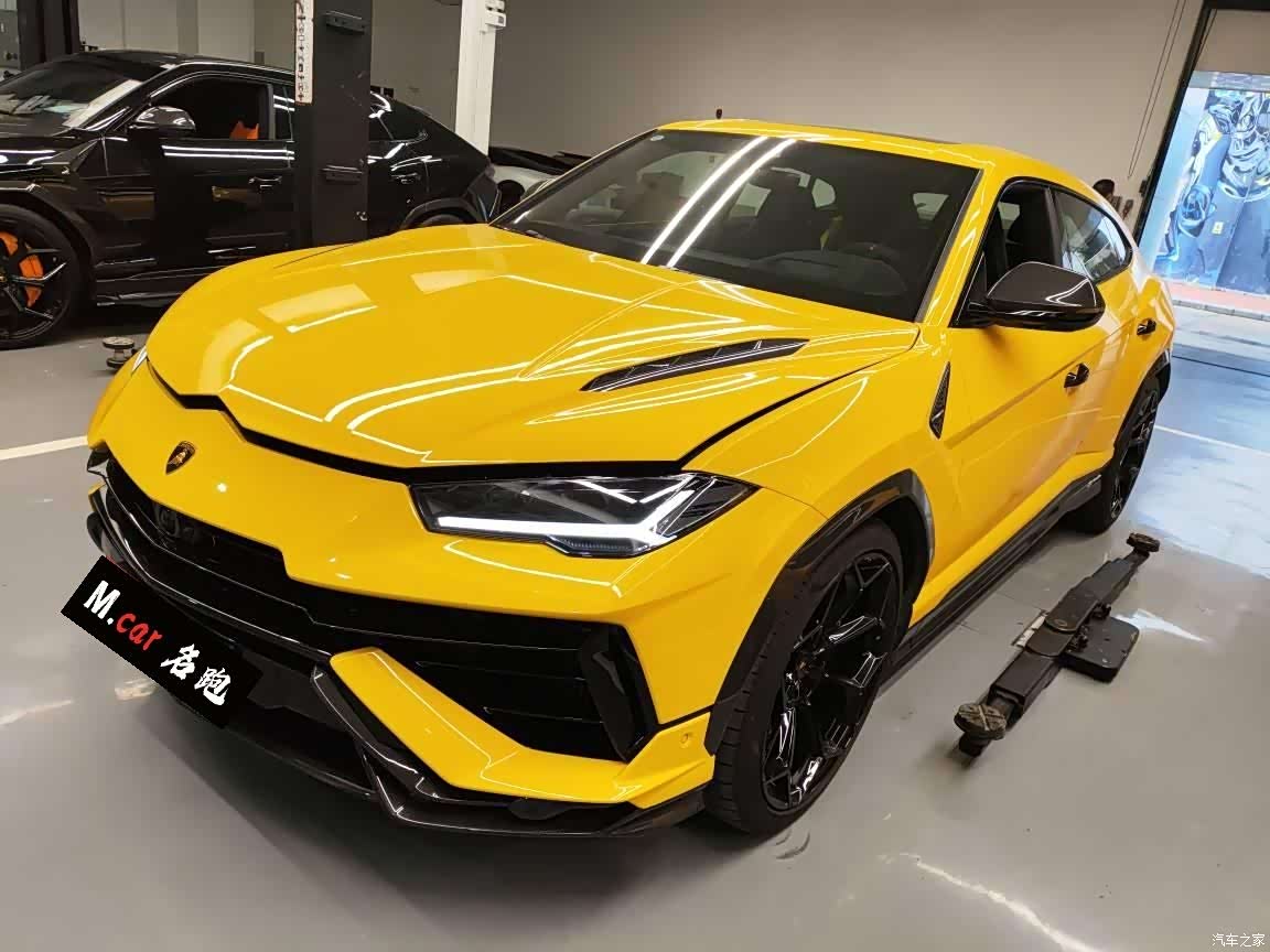 Lamborghini Urus, 2023 1