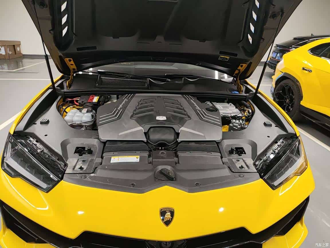 Lamborghini Urus, 2023 12