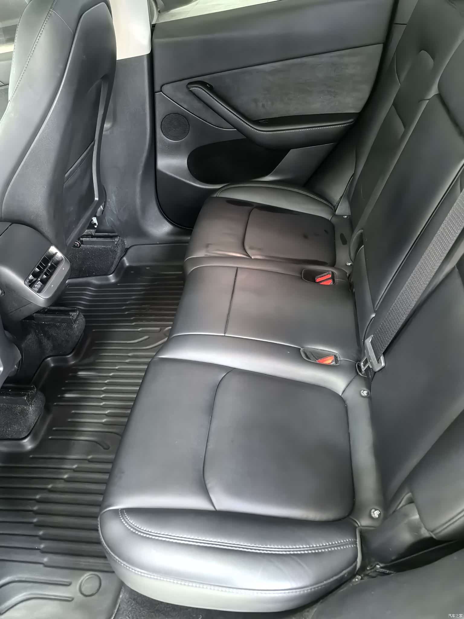Tesla Model Y, 2024 9