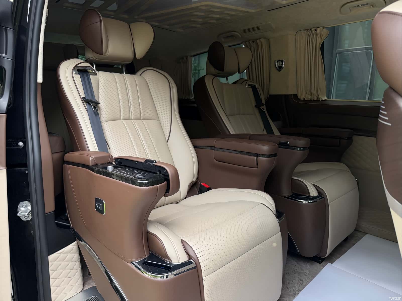 Mercedes-Benz 7, 2023 14
