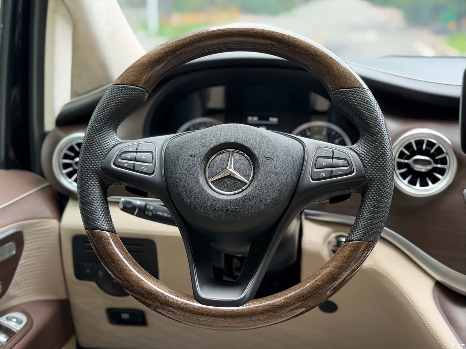 Mercedes-Benz 7, 2023 18