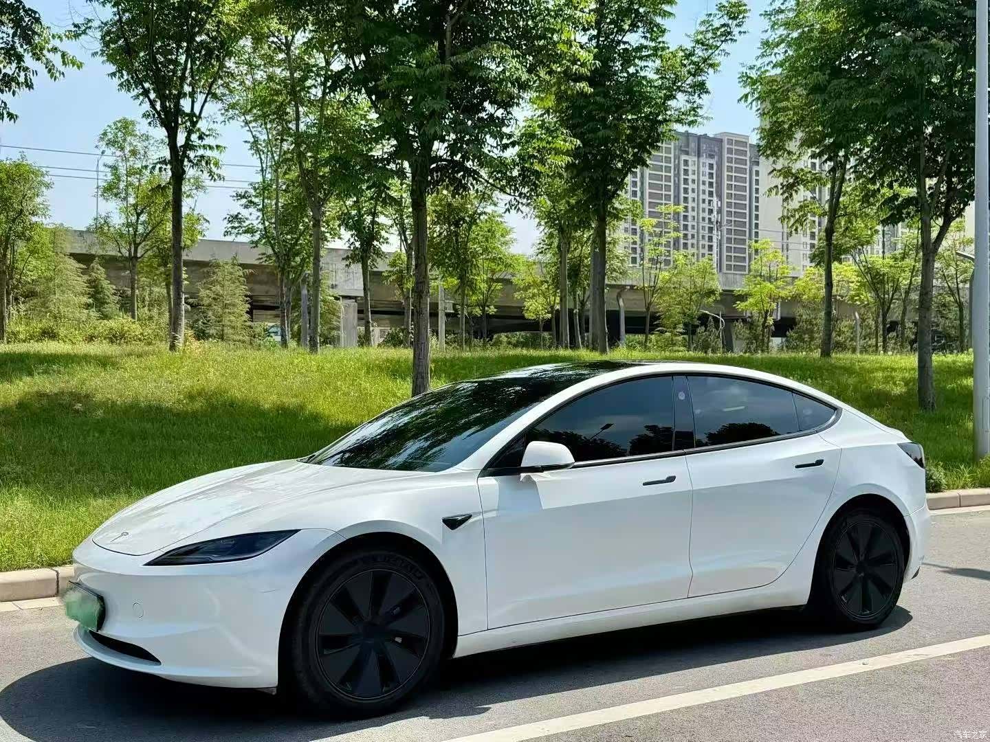 Tesla Model 3, 2025 1