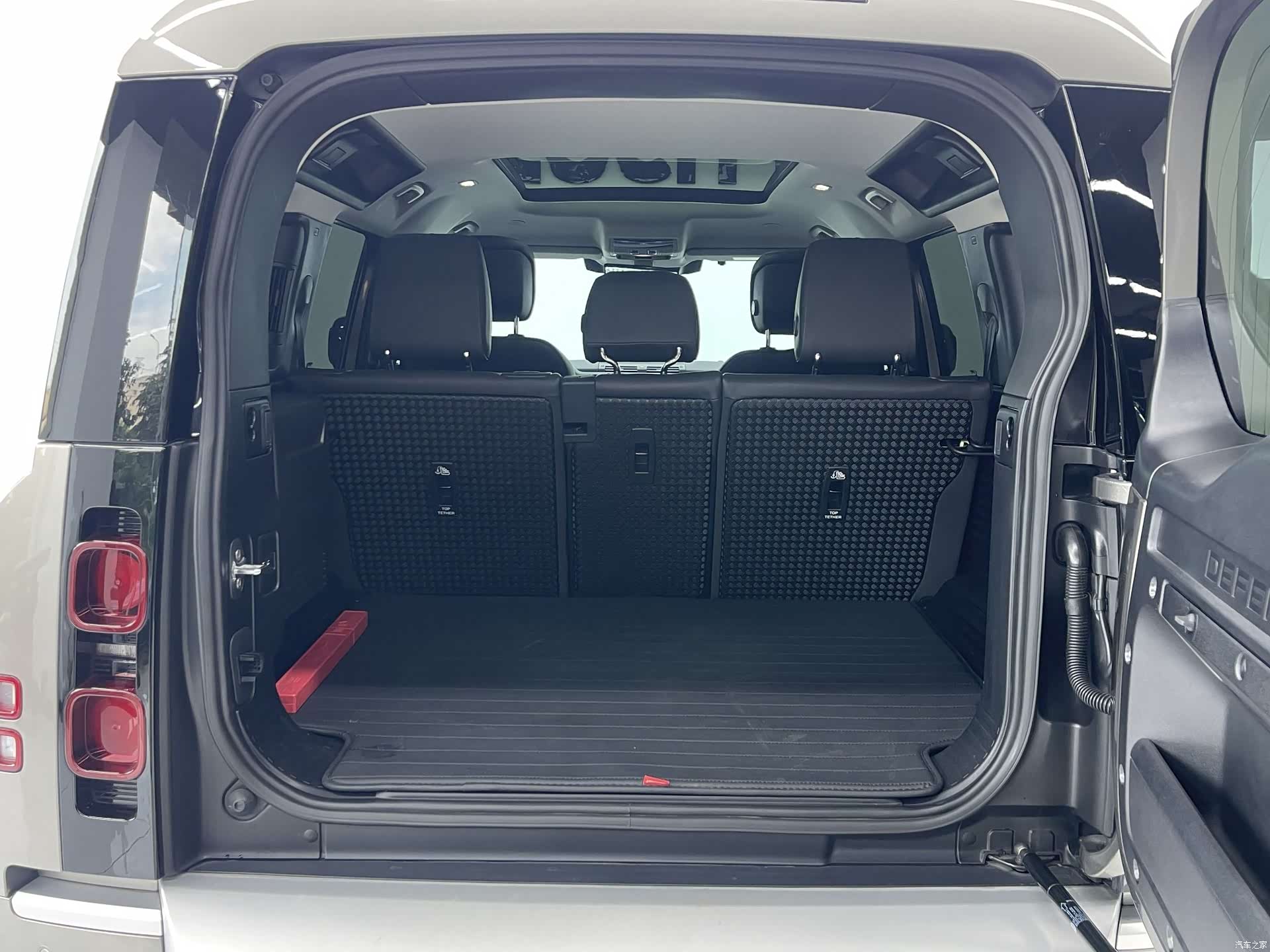 Land Rover Defender, 2024 25