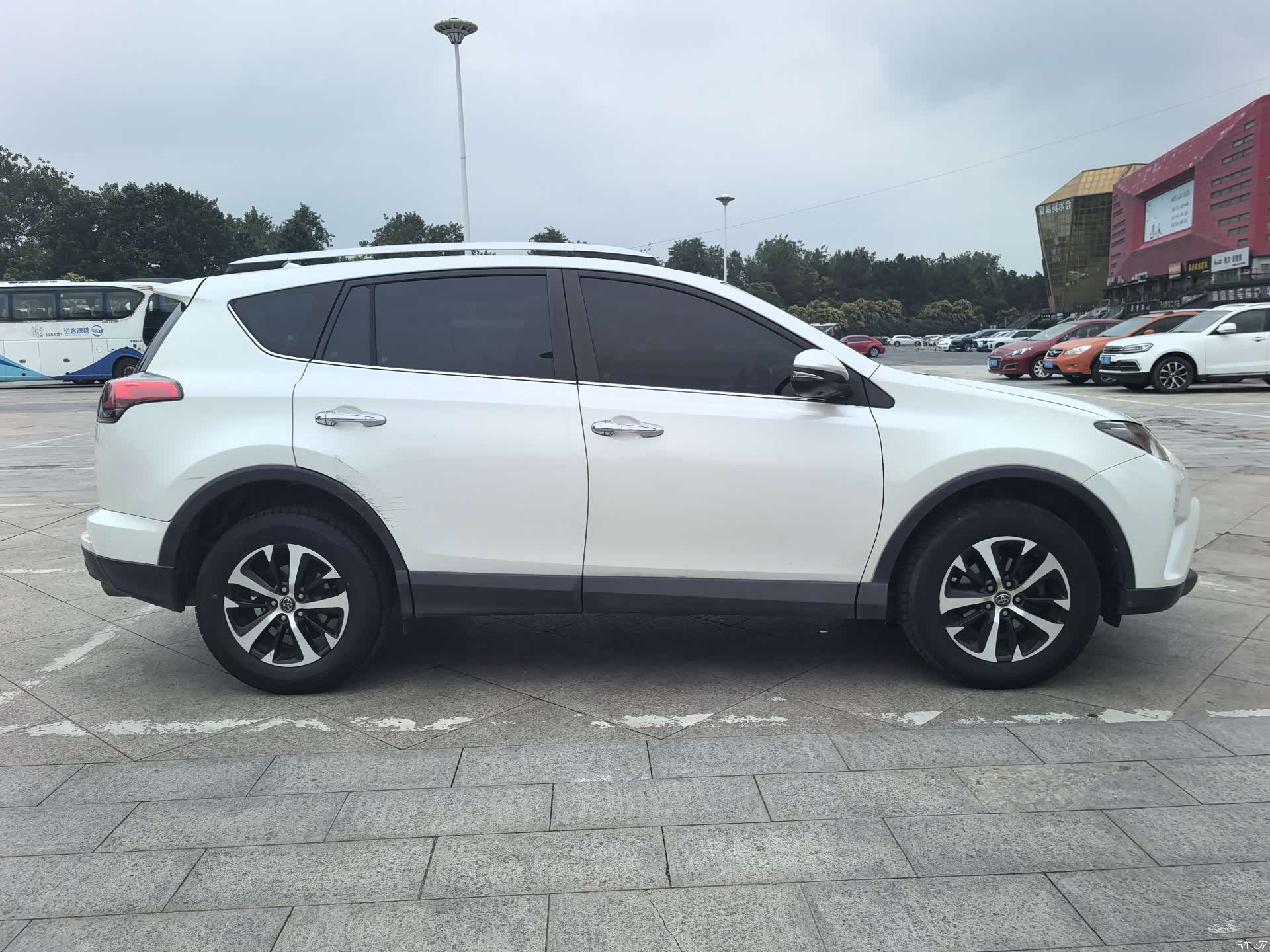 Toyota RAV4, 2018 все фото