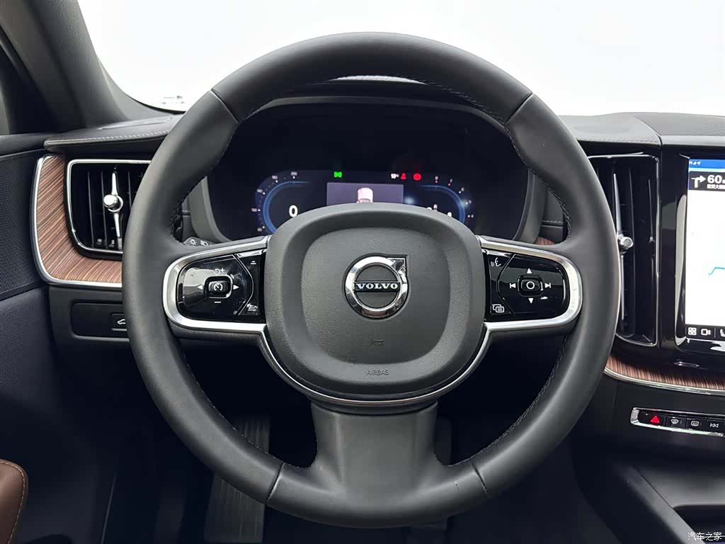 Volvo XC60, 2025 10