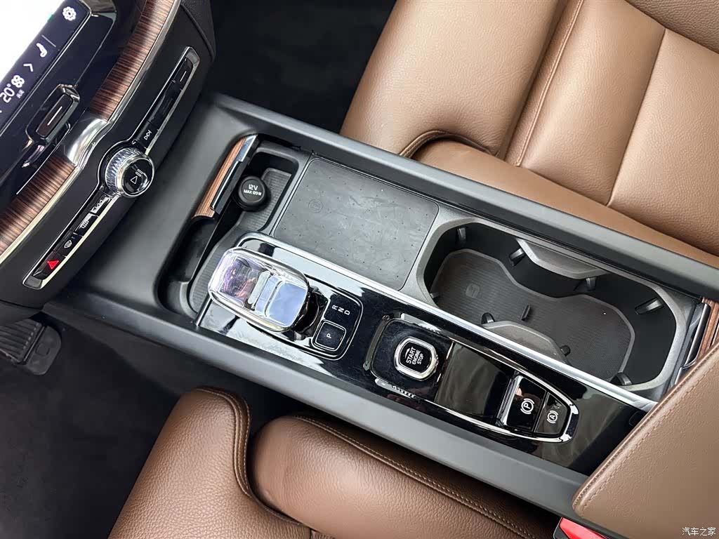 Volvo XC60, 2025 12