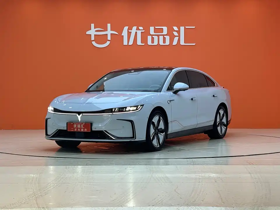 VOYAH Lantu chasing light