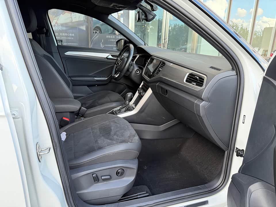 Volkswagen T-ROC exploring Songs