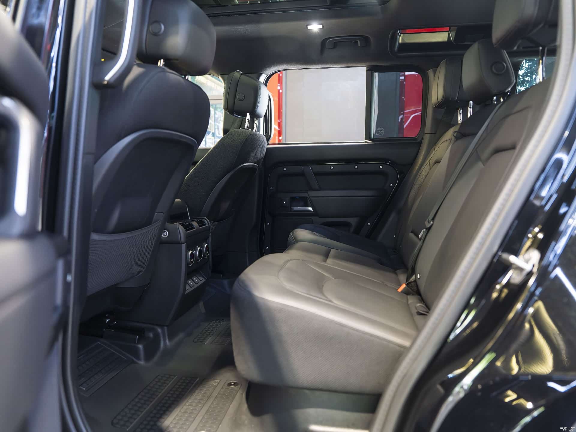 Land Rover Defender, 2025 27