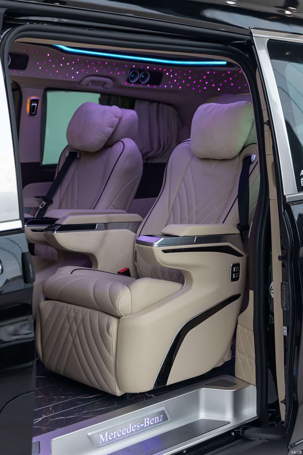 Mercedes-Benz 7, 2023 11