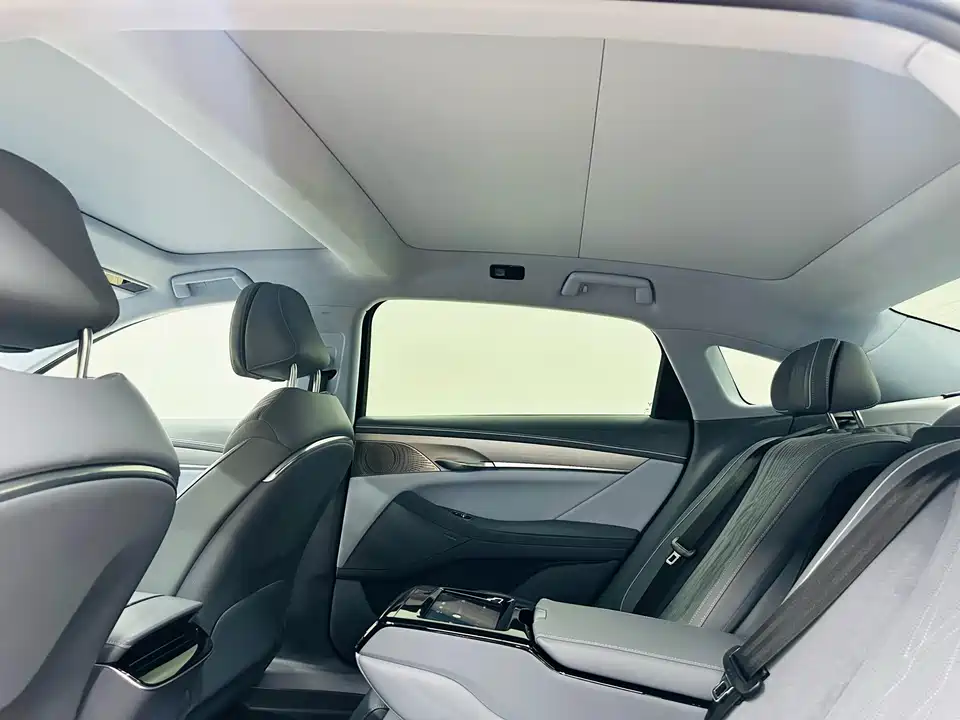 VOYAH Lantu chasing light