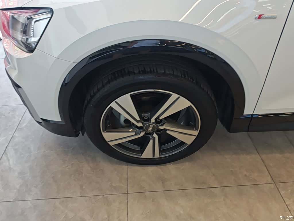 Audi Q2L, 2020 23